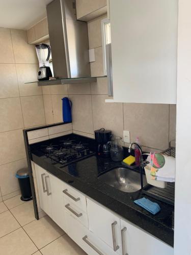 Η κουζίνα ή μικρή κουζίνα στο Apartamento condomínio Bech Village Fortaleza