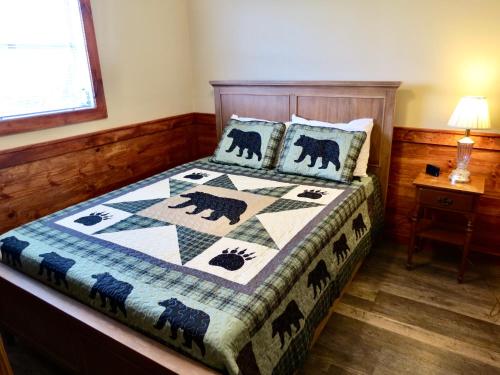 a bedroom with a bear quilt on a bed at Million Dollar Views! 4 Bedroom, Sleeps 9, close to National Park and 5 mi to Gatlinburg! in Gatlinburg