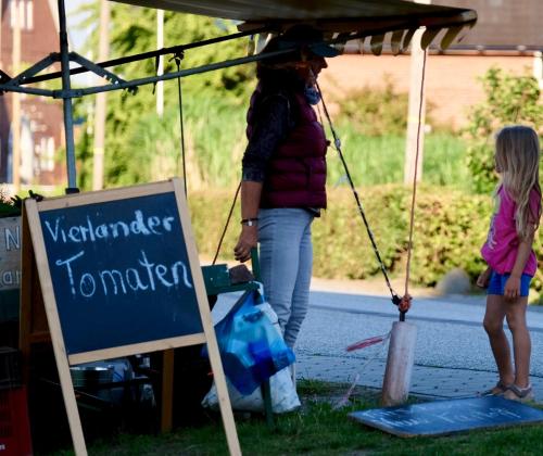 a woman and a little girl standing under a tent at Hausdeich in Hamburg