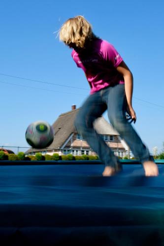 a young man riding a skateboard in the air at Hausdeich in Hamburg