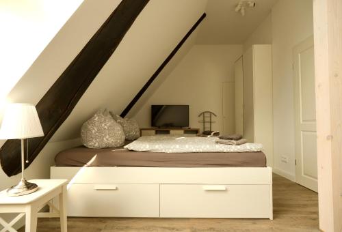 a bedroom with a bed with a white dresser at Hausdeich in Hamburg