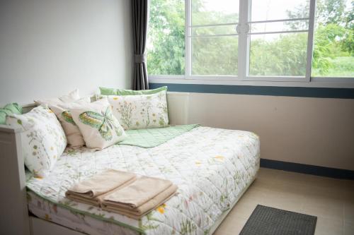 Postel nebo postele na pokoji v ubytování Green Me Organic Farm Stay Khaoyai