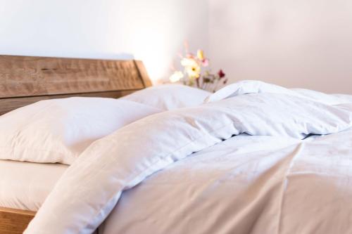 Uma cama ou camas num quarto em Gästehaus Erika - by myNests