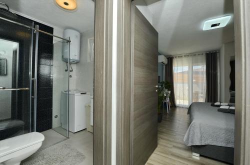 baño con lavabo y 1 cama en una habitación en Pop holiday house Zadar, en Zadar