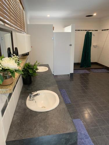 ein Bad mit 2 Waschbecken und einer Dusche in der Unterkunft Donnybrook Hotel WA in Donnybrook