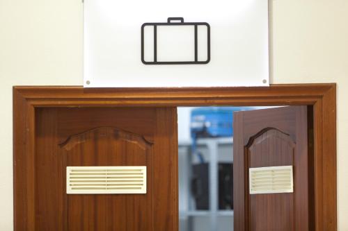 dos puertas de madera con una caja encima en Apartamentos Casablanca, en Puerto de la Cruz