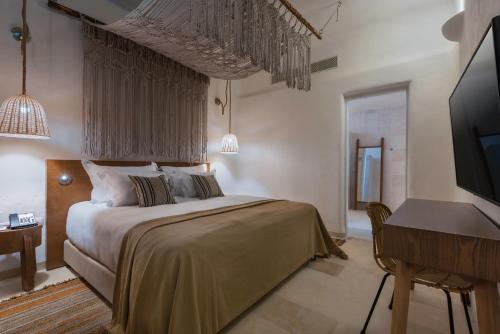 Una cama o camas en una habitación de Kedma by Isrotel Collection