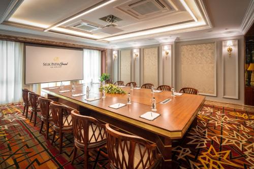 Kawasan bisnes dan/atau bilik persidangan di Silk Path Grand Hue Hotel