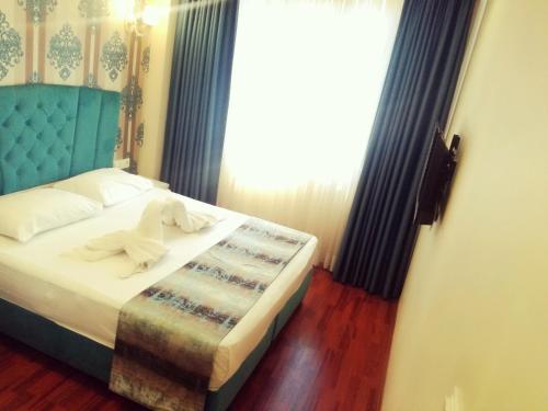 um quarto com uma cama com um bicho de peluche em My Boutique Hotel em Istambul