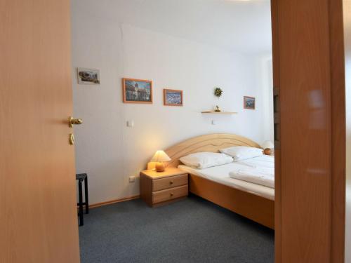 レリクにあるLovely Apartment in Rerik near Baltic Sea Beachのベッドルーム1室(ベッド1台、ナイトスタンドのランプ付)