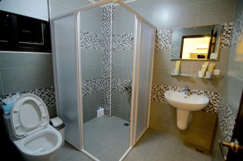 A bathroom at Ai's Inn