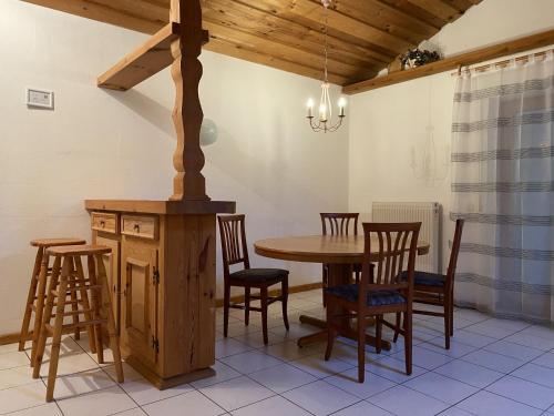a dining room with a wooden table and chairs at WA120 - Monteurwohnung in Wackersdorf in Wackersdorf