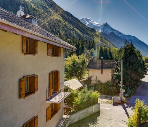 un edificio con vistas a la montaña en Villa Mont Blanc en Chamonix-Mont-Blanc