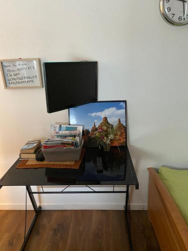 une table en verre avec un écran d'ordinateur en haut dans l'établissement petit studio fonctionnel independant, à Saint-Brieuc