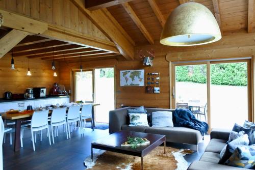 un salon avec un canapé et une table dans l'établissement Grand chalet Le Trappeur - Chamonix, à Chamonix-Mont-Blanc