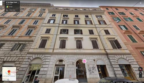 un gran edificio con ventanas en una calle de la ciudad en Domus Termini, en Roma