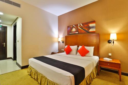 سرير أو أسرّة في غرفة في مينا بلازا الطائف Mena Plaza Taif