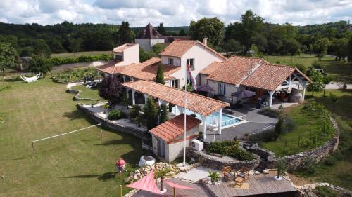 an aerial view of a house with a swimming pool at Junior Suite Le Pied de Mulet in Brouchaud