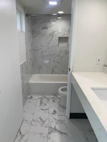 a bathroom with a bath tub and a toilet at Crenshaw Inn Motel in Los Angeles