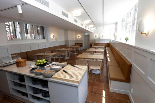 un gran comedor con mesas y sillas en Hotel Bethel en Copenhague