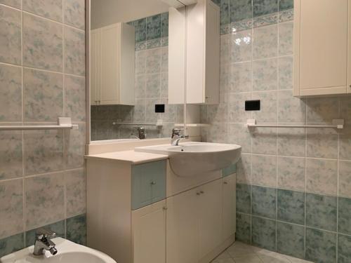 łazienka z umywalką i toaletą w obiekcie CHALET ARIANNA w mieście Molveno