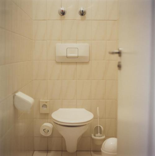 Bilik mandi di Hotel Jedermann