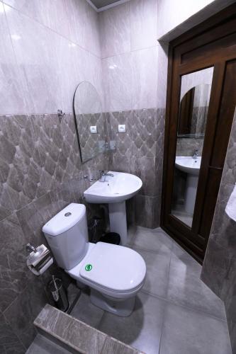 Koupelna v ubytování KARNEL Hotel