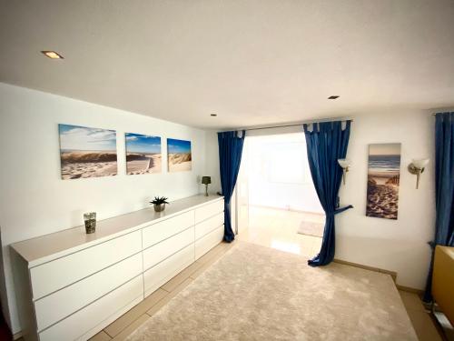 Postel nebo postele na pokoji v ubytování Ferienhaus mit wundervollem Seeblick Ferienpark Vislust Ijsselmeer
