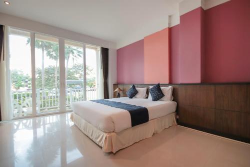 um quarto com uma cama com paredes vermelhas e roxas em Ananda Lanta Resort - SHA Extra Plus em Ko Lanta