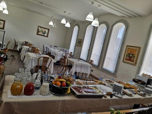 einen Tisch mit Essen in einem Zimmer mit Fenstern in der Unterkunft Hotel San Giuliano in Accettura