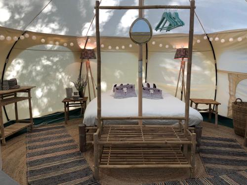 una camera con letto a baldacchino in una tenda. di Slite Strand resort a Slite