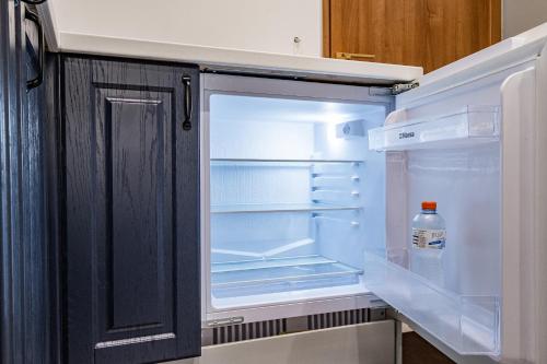una nevera abierta con una botella de agua. en Diva, en San Petersburgo