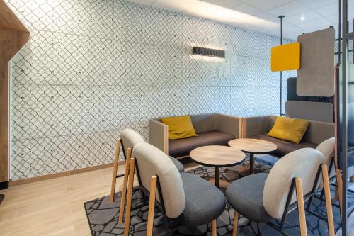 a waiting room with two tables and a couch at B&B HOTEL Saint-Denis Porte de Paris in Saint-Denis