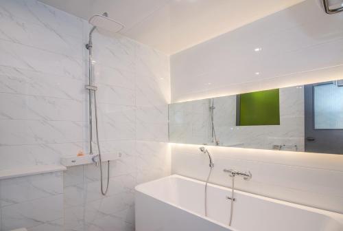 Un baño de BLO BY BLO HOTEL