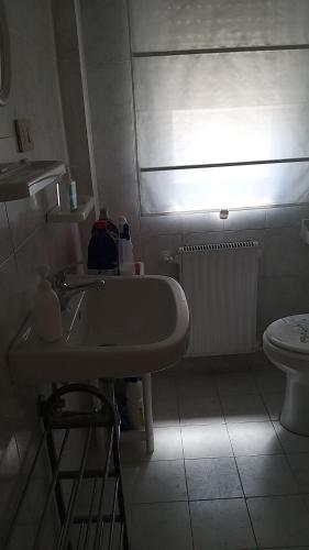 ein Bad mit einem Waschbecken und einem WC in der Unterkunft Casa Luna in Montesilvano