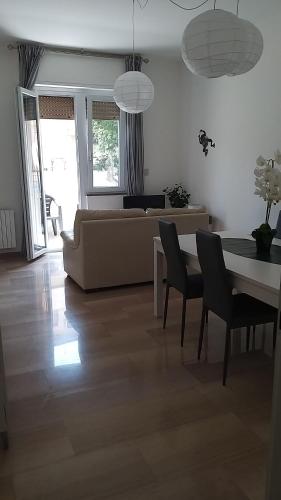 ein Wohnzimmer mit einem Sofa, einem Tisch und Stühlen in der Unterkunft Casa Luna in Montesilvano