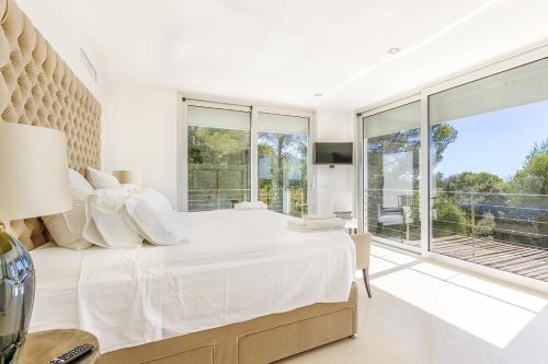 薩波夫拉的住宿－Villa Sol 1，白色卧室设有大床和大窗户