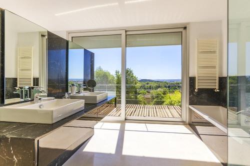 薩波夫拉的住宿－Villa Sol 1，一间带两个盥洗盆的浴室和一个大窗户