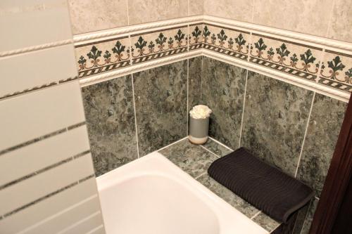 a bathroom with a bath tub in a room at Appartement Casa Lina Lagos vue mer in Lagos