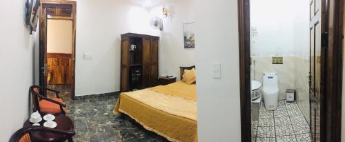 a small bedroom with a bed and a bathroom at HOTEL DUY NHẤT 2 in Phú Nhơn