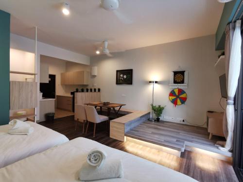 una camera con due letti e un tavolo di Zen at Midhills Genting a Resorts World Genting