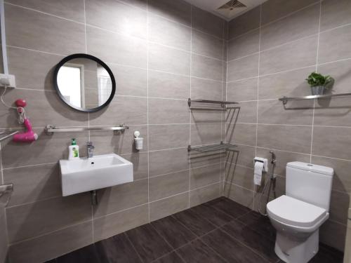 bagno con servizi igienici, lavandino e specchio di Zen at Midhills Genting a Resorts World Genting