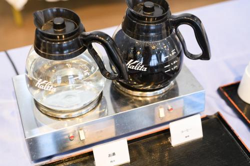 Příslušenství pro přípravu čaje a kávy v ubytování Hotel Tetora Resort Shizuoka Yaizu