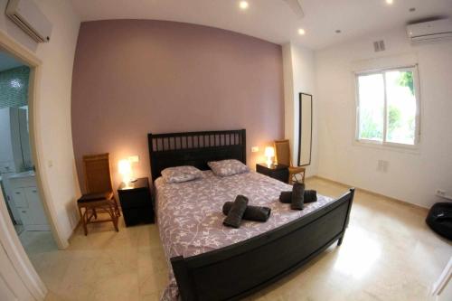 een slaapkamer met een groot bed en een groot raam bij Fuente Duquesa in San Luis de Sabinillas