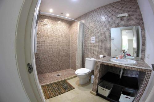 een badkamer met een douche, een toilet en een wastafel bij Fuente Duquesa in San Luis de Sabinillas