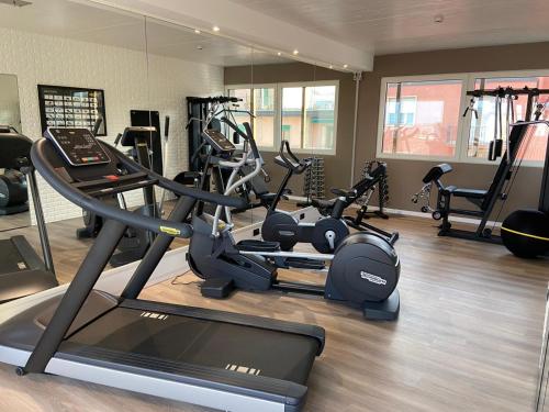 a gym with several treadmills and exercise bikes at Hotel Giberti & Spa in Verona