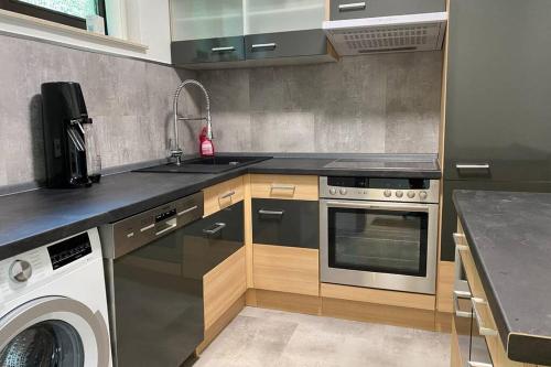 ベンドルフにあるAppartment mit Blick auf Schloss Saynのシンクと食器洗い機付きのキッチン