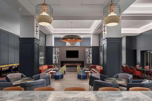 ミネアポリスにあるHyatt Centric Downtown Minneapolisの椅子と暖炉のあるロビー