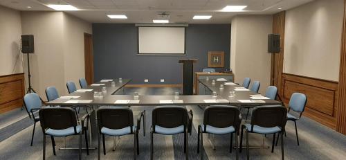 a conference room with a long table and chairs at Hotel Centar No.1 in Belgrade