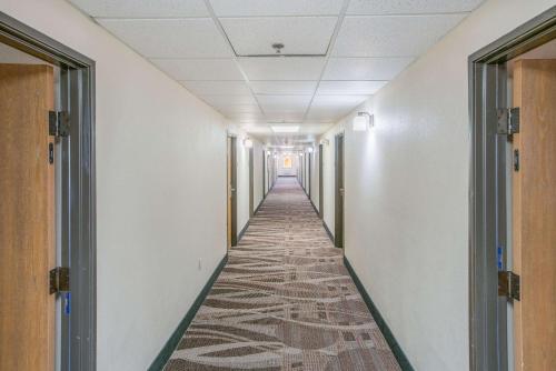 an empty hallway in an office building with a tile floor at Quality Inn Kanab National Park Area in Kanab